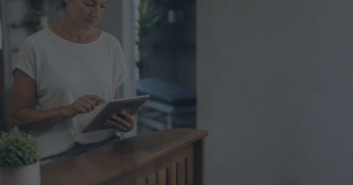 Responsable de un pequeño negocio canario organizando los turnos de su equipo en una tablet