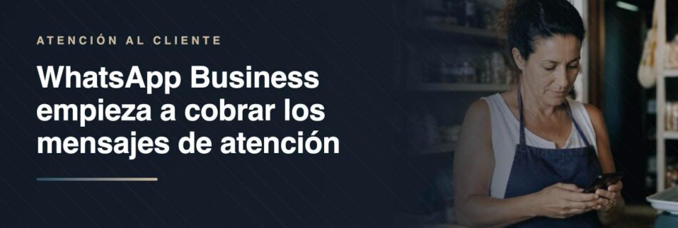 Duena de una tienda de barrio respondiendo mensajes de WhatsApp Business detras del mostrador